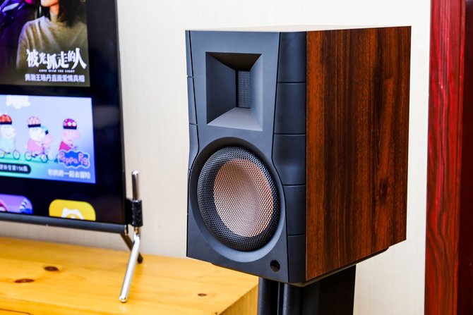 澎湃低音震撼听感 惠威D300两分频有源Hi-Fi音响评测